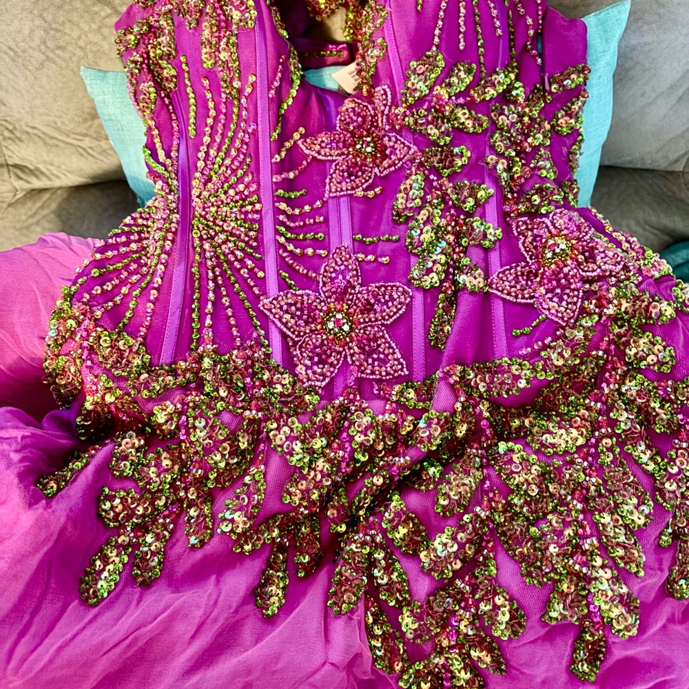 Stunning formal. - Picture 3 of 8